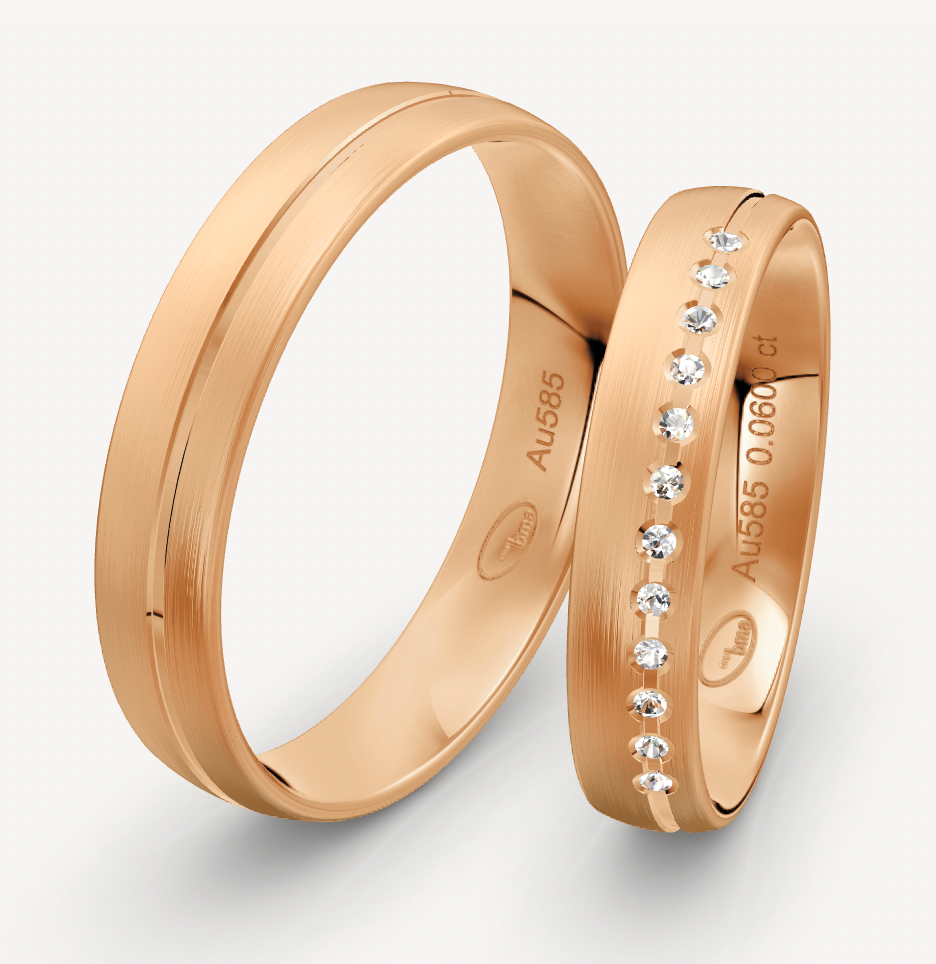 14 karaat gematteerde rosé gouden trouwringen set van 4.5 mm breed en 1.4 mm dik met een vierkante groef. De dames trouwring is bezet met 12 briljant geslepen diamanten met een totaalgewicht van 0.06 crt Kleur: G-H Kwaliteit: VS-SI
