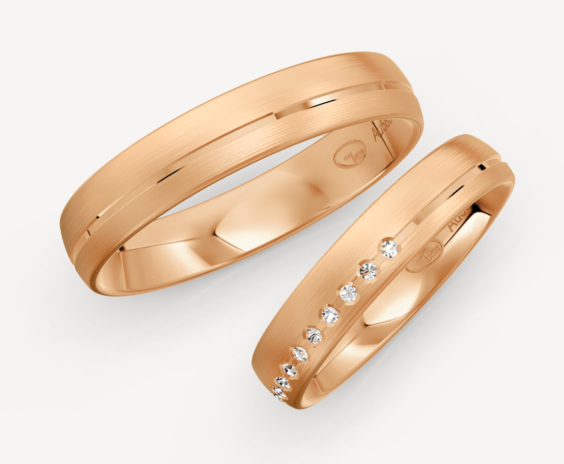 14 karaat gematteerde rosé gouden trouwringen set van 4.5 mm breed en 1.4 mm dik met een vierkante groef. De dames trouwring is bezet met 12 briljant geslepen diamanten met een totaalgewicht van 0.06 crt Kleur: G-H Kwaliteit: VS-SI