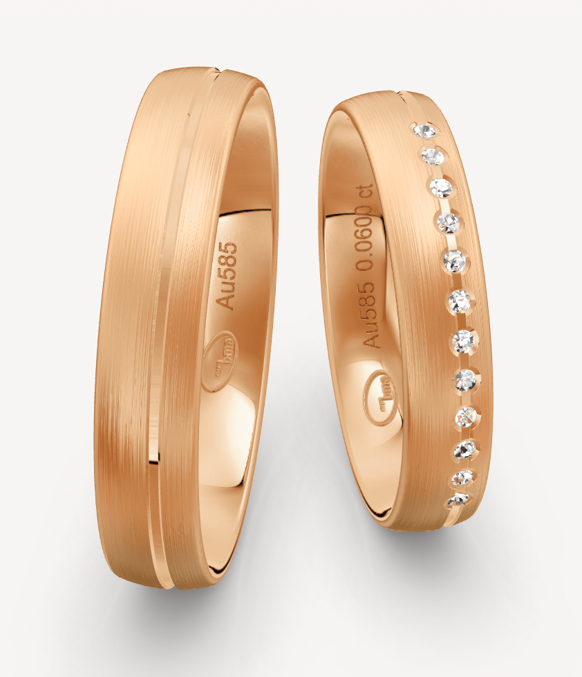 14 karaat gematteerde rosé gouden trouwringen set van 4.5 mm breed en 1.4 mm dik met een vierkante groef. De dames trouwring is bezet met 12 briljant geslepen diamanten met een totaalgewicht van 0.06 crt Kleur: G-H Kwaliteit: VS-SI