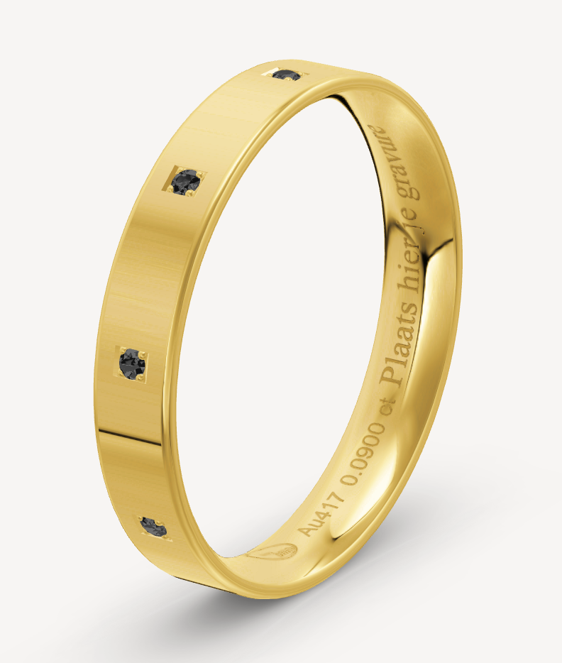 10 karaat geel gouden glad gepolijste vriendschapsring voor heren van 4 mm breed. Bezet met 9 briljant geslepen zwarte diamanten met een totaalgewicht van 0.09 crt. Zetting: Pavé