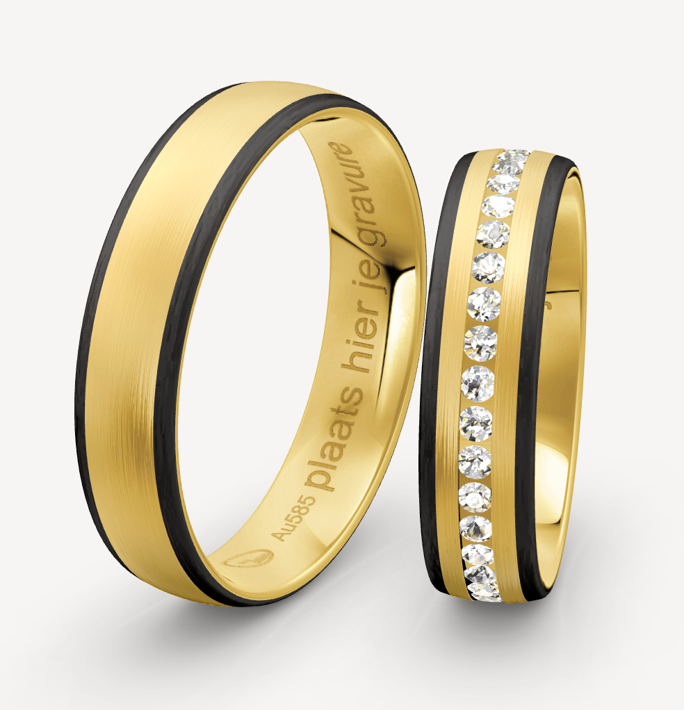 14 karaat geel gouden trouwringenset met briljant geslepen diamanten. De heren trouwring is 5 mm breed en 1.5 mm hoog. De dames trouwring is ook 5 mm breed en 1.5 hoog. Beide ringen zijn verticaal gematteerd en hebben een Carbon rand. De dames eternity trouwring bevat 36 briljant geslepen diamanten met een totaalgewicht van 0.54 crt Kleur: G/H Kwaliteit: VS/SI Zetting: Tunnel