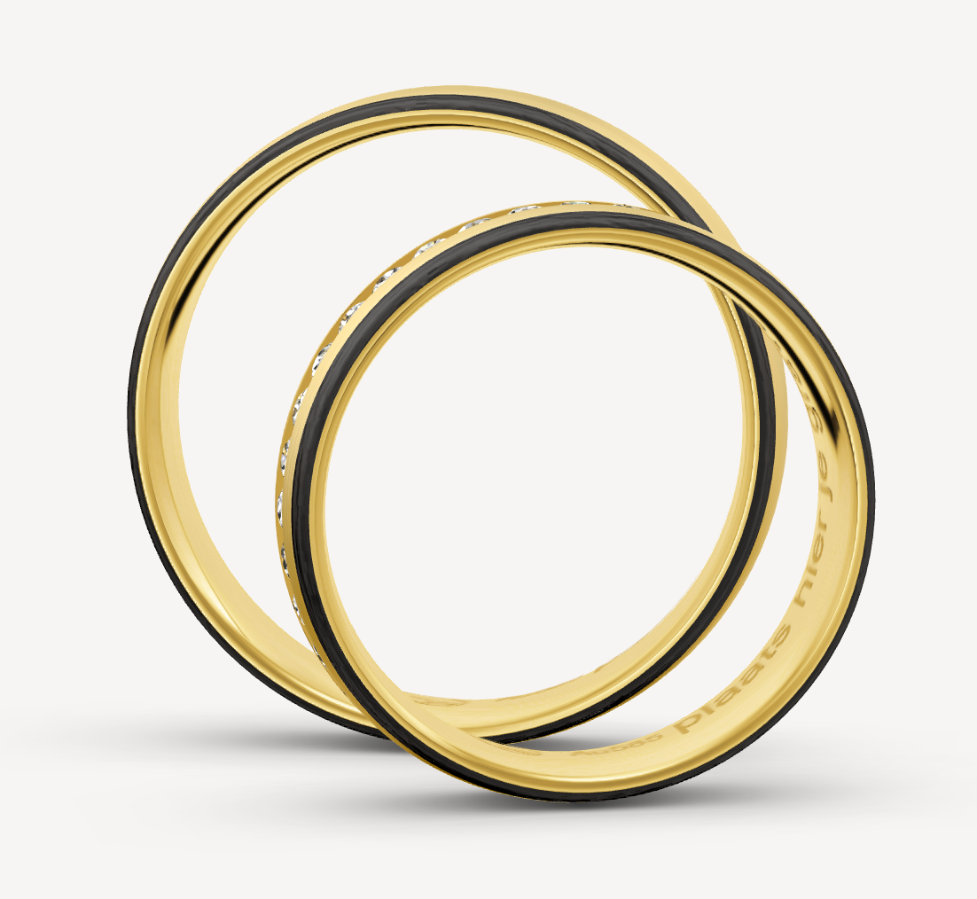 14 karaat geel gouden trouwringenset met briljant geslepen diamanten. De heren trouwring is 5 mm breed en 1.5 mm hoog. De dames trouwring is ook 5 mm breed en 1.5 hoog. Beide ringen zijn verticaal gematteerd en hebben een Carbon rand. De dames eternity trouwring bevat 36 briljant geslepen diamanten met een totaalgewicht van 0.54 crt Kleur: G/H Kwaliteit: VS/SI Zetting: Tunnel