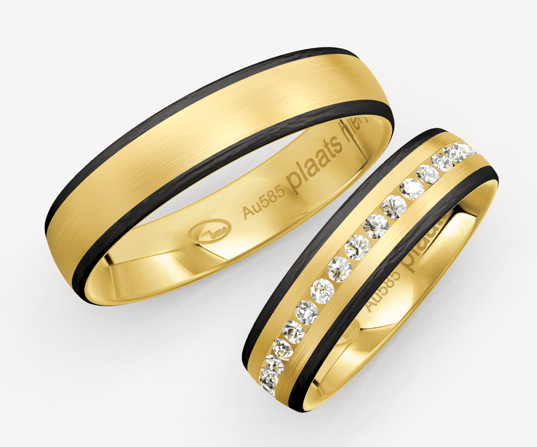 14 karaat geel gouden trouwringenset met briljant geslepen diamanten. De heren trouwring is 5 mm breed en 1.5 mm hoog. De dames trouwring is ook 5 mm breed en 1.5 hoog. Beide ringen zijn verticaal gematteerd en hebben een Carbon rand. De dames eternity trouwring bevat 36 briljant geslepen diamanten met een totaalgewicht van 0.54 crt Kleur: G/H Kwaliteit: VS/SI Zetting: Tunnel