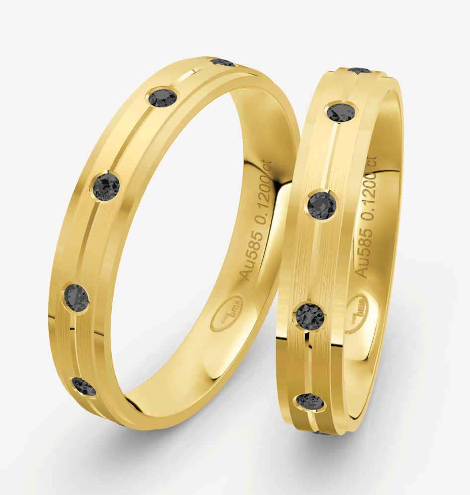 Geel gouden heren trouwringen van hoogwaardig 14 karaat geel goud bezet met zwarte diamanten met een totaalgewicht van 0.12 crt. 4 mm breed 1.5 mm hoog. Zeer aparte design trouwringen voor heren.