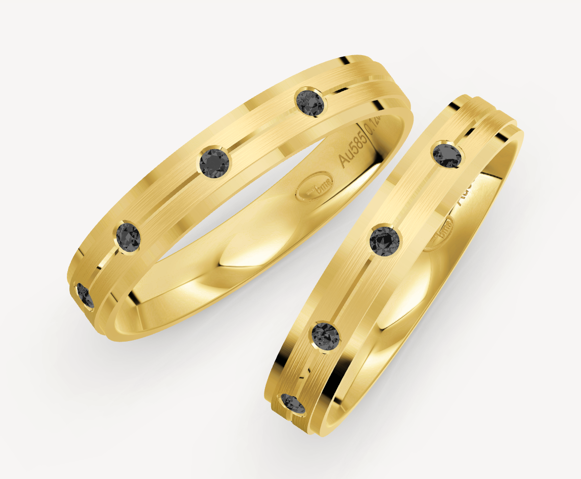 Geel gouden heren trouwringen van hoogwaardig 14 karaat geel goud bezet met zwarte diamanten met een totaalgewicht van 0.12 crt. 4 mm breed 1.5 mm hoog. Zeer aparte design trouwringen voor heren.