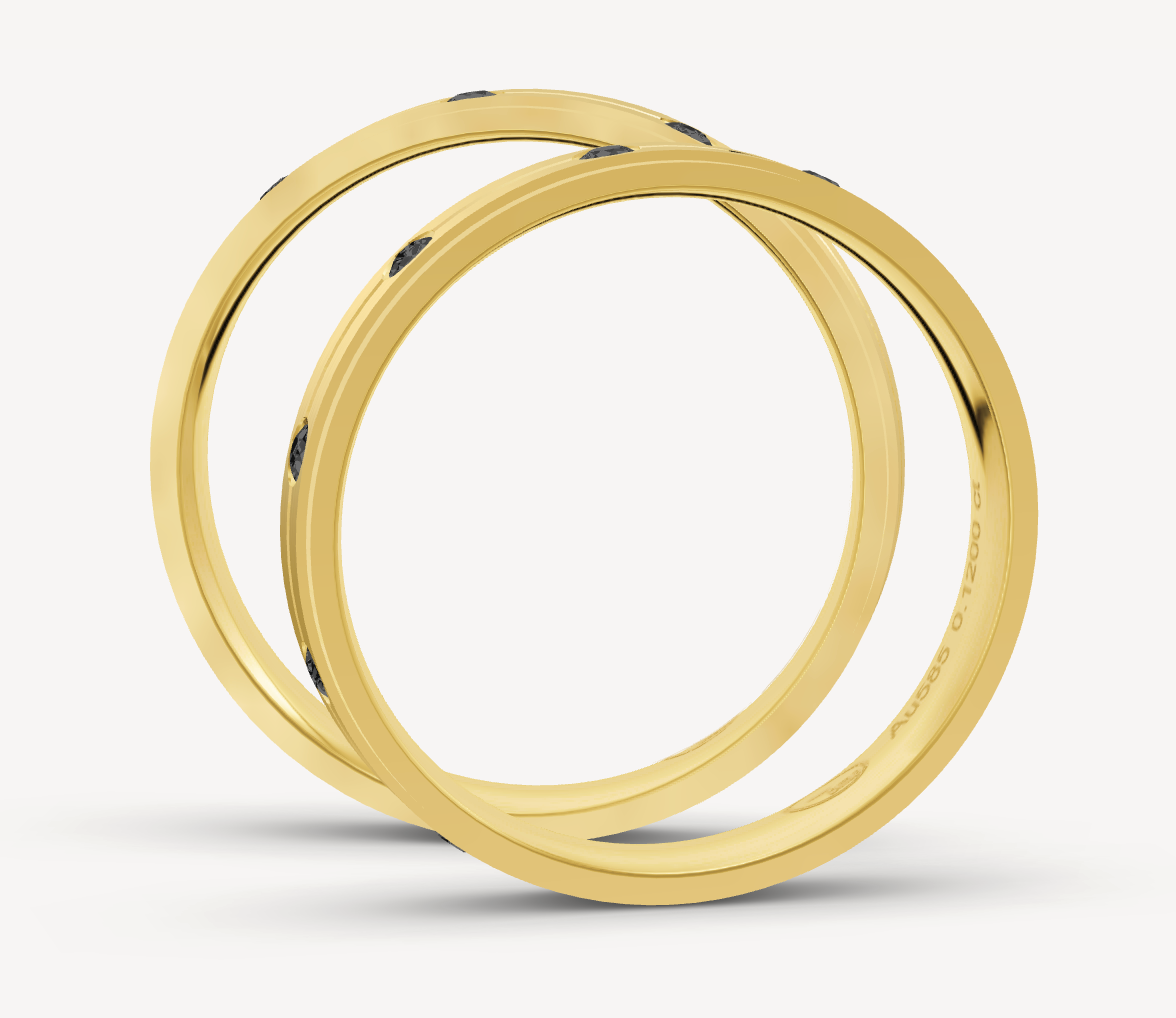 Geel gouden heren trouwringen van hoogwaardig 14 karaat geel goud bezet met zwarte diamanten met een totaalgewicht van 0.12 crt. 4 mm breed 1.5 mm hoog. Zeer aparte design trouwringen voor heren.