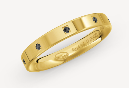 10 karaats geel gouden ring van 2.13 grsm en 3 mm breed. Bezet met 9 briljant geslepen diamanten met een totaalgewicht van 0.09crt Kleur: Zwart RingID: BMALDUCEJZ30