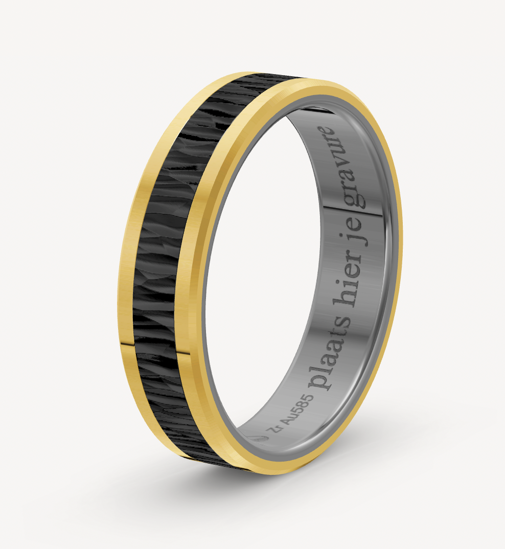 zwart zirkonium vriendschapsring met boomschorsmotief en 2 ingelegde gouden randen van 14 karaat geel goud. Breedte: 5.5 mm Dikte: 1.7 mm