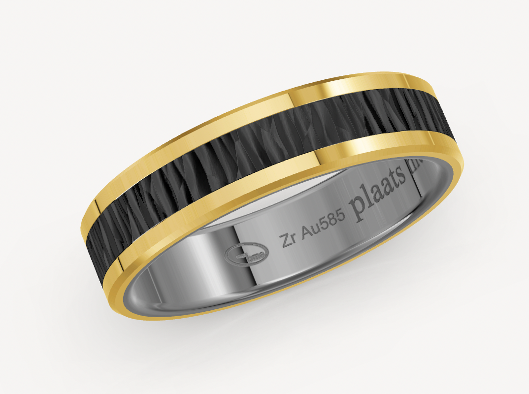 zwart zirkonium vriendschapsring met boomschorsmotief en 2 ingelegde gouden randen van 14 karaat geel goud. Breedte: 5.5 mm Dikte: 1.7 mm