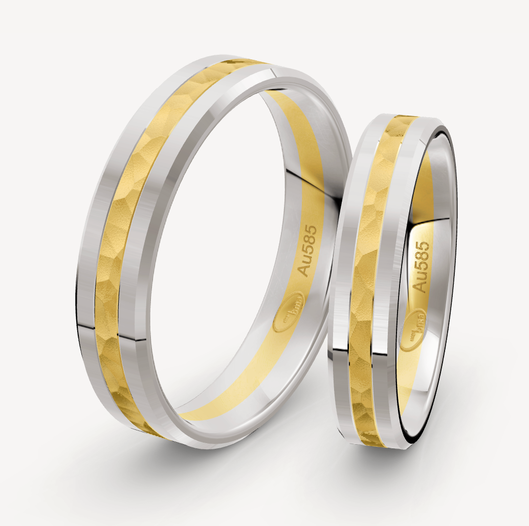 14 karaat wit gouden en geel gouden bicolor trouwringen set. De Heren ring is 5 mm breed en 1.5 mm hoog. De dames ring is 4 mm breed en 1.4 mm hoog. De witgouden banen zijn glanzend gepolijst en de binnenste geel gouden baan is breed gehamerd. €1250