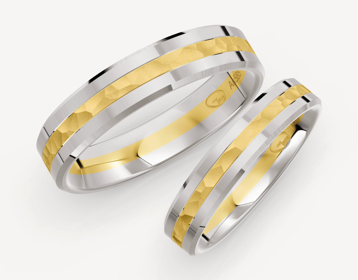 14 karaat wit gouden en geel gouden bicolor trouwringen set. De Heren ring is 5 mm breed en 1.5 mm hoog. De dames ring is 4 mm breed en 1.4 mm hoog. De witgouden banen zijn glanzend gepolijst en de binnenste geel gouden baan is breed gehamerd. €1250