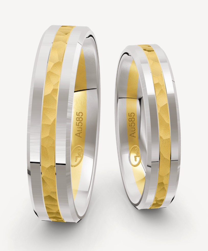 14 karaat wit gouden en geel gouden bicolor trouwringen set. De Heren ring is 5 mm breed en 1.5 mm hoog. De dames ring is 4 mm breed en 1.4 mm hoog. De witgouden banen zijn glanzend gepolijst en de binnenste geel gouden baan is breed gehamerd. €1250