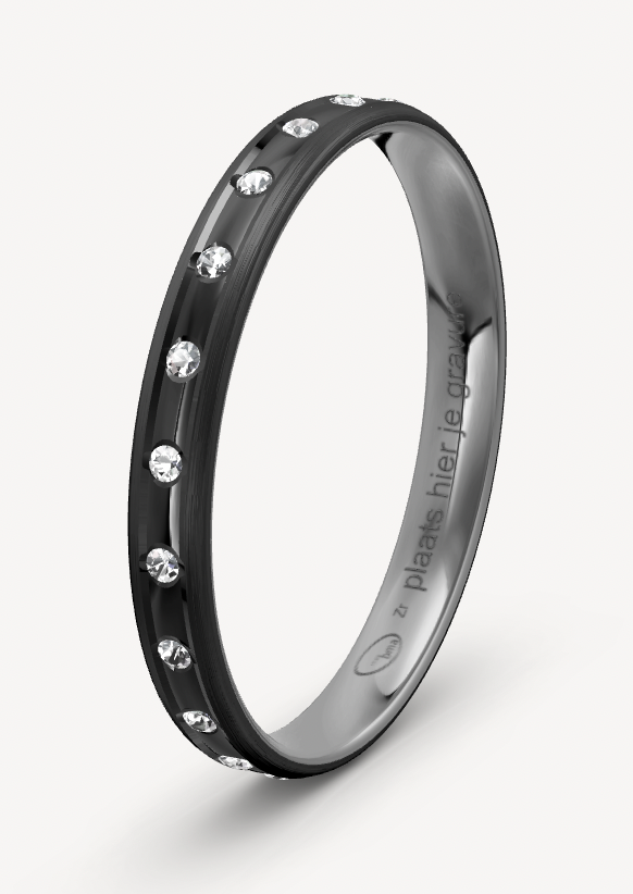 Zwart zirkonium dames vriendschapsring van 2.5 mm breed en 1.2 mm dik met convex groef. Bezet met 21 briljant geslepen zirkonia's van 1 mm per stuk.