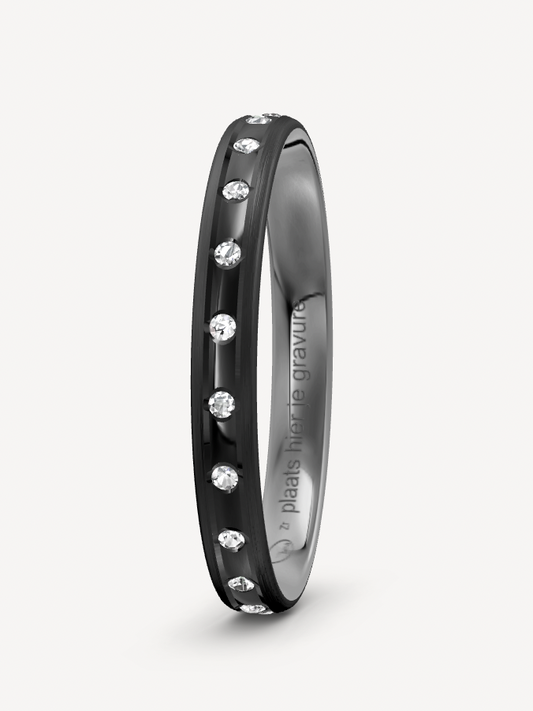 Zwart zirkonium dames vriendschapsring van 2.5 mm breed en 1.2 mm dik met convex groef. Bezet met 21 briljant geslepen zirkonia's van 1 mm per stuk.