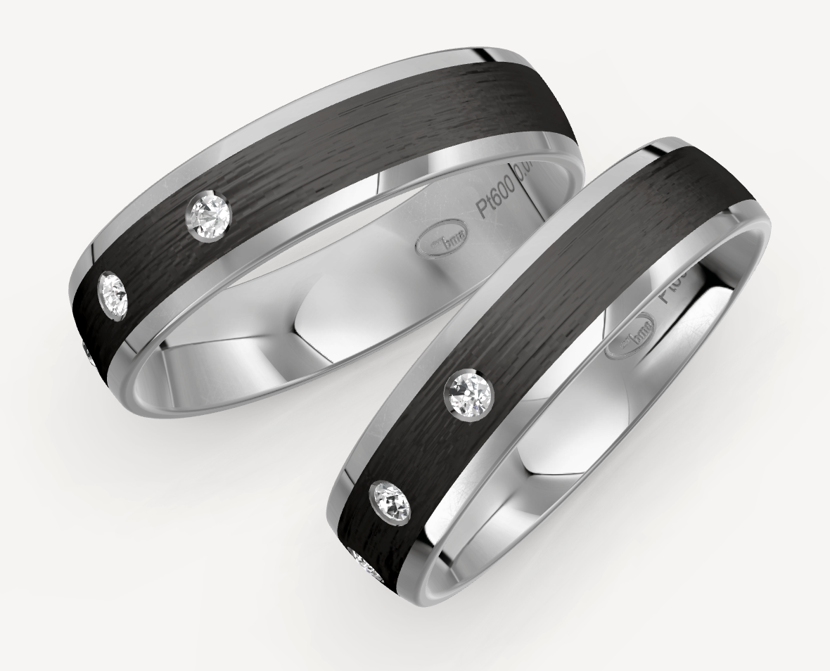 Platina / 600 Heren trouwringen set van 5.5 mm breed. Ingelegd met carbon en per ring bezet met 3 briljant geslepen diamanten met een totaalgewicht van 0.075 crt Kleur: G-H Kwaliteit: VS-SI €1995